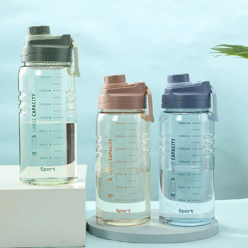 Ensemble de trois bouteilles de couleurs différentes